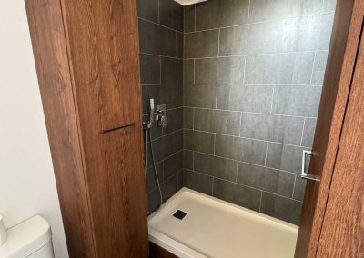 shower area with tub